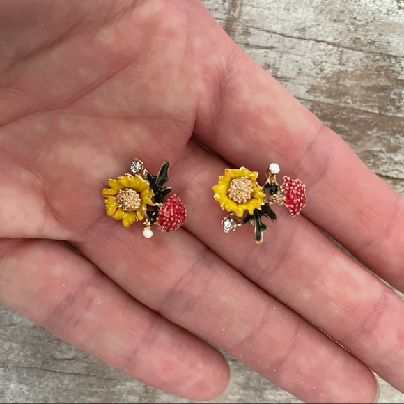 🌻Tiny Posey Sunflower Earrings 🌻 - Picture 2 of 2